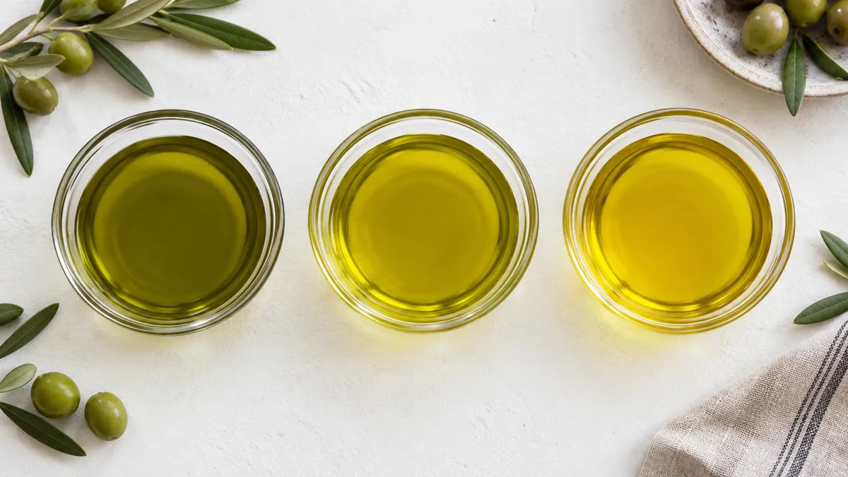 Campioni di olio di oliva in tonalità dal verde al giallo