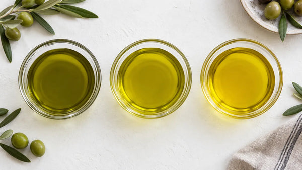 Campioni di olio di oliva in tonalità dal verde al giallo